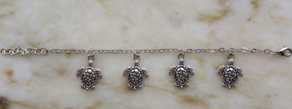 Antiksilverfärgad metallkedja med sköldpaddor - Bild 2
