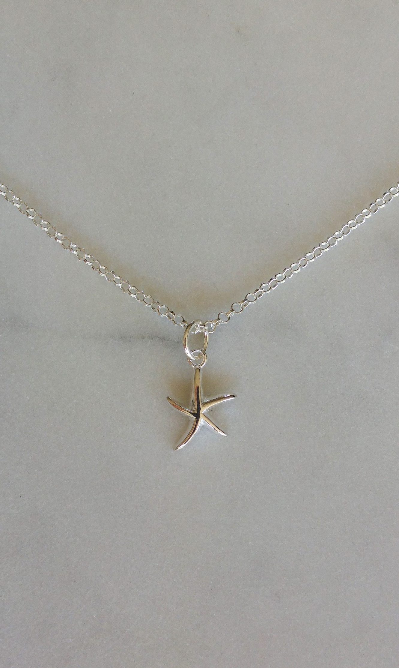 Halsband i sterlingsilver med olika hängsmycken