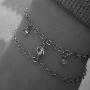 Antiksilverfärgat armband med små strasstenar