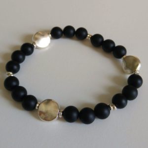 Elastiskt armband med silverfärgade asymmetriska mellandelar