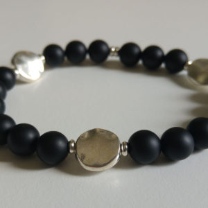 Elastiskt armband med silverfärgade asymmetriska mellandelar