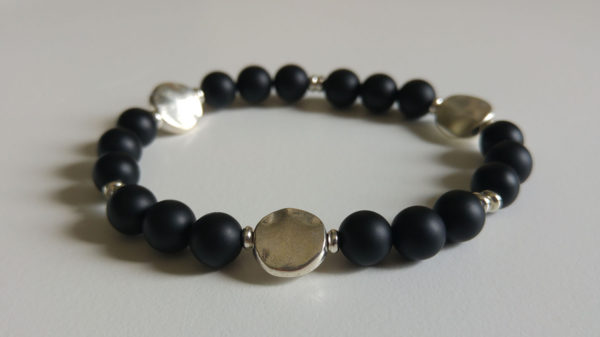 Elastiskt armband med silverfärgade asymmetriska mellandelar