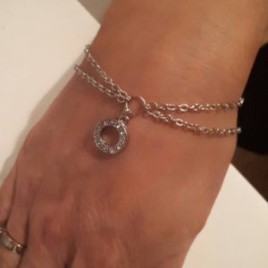 Antiksilverfärgat armband med strasshänge