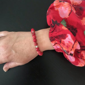 Röd regalit med silverfärgade strassrondeller